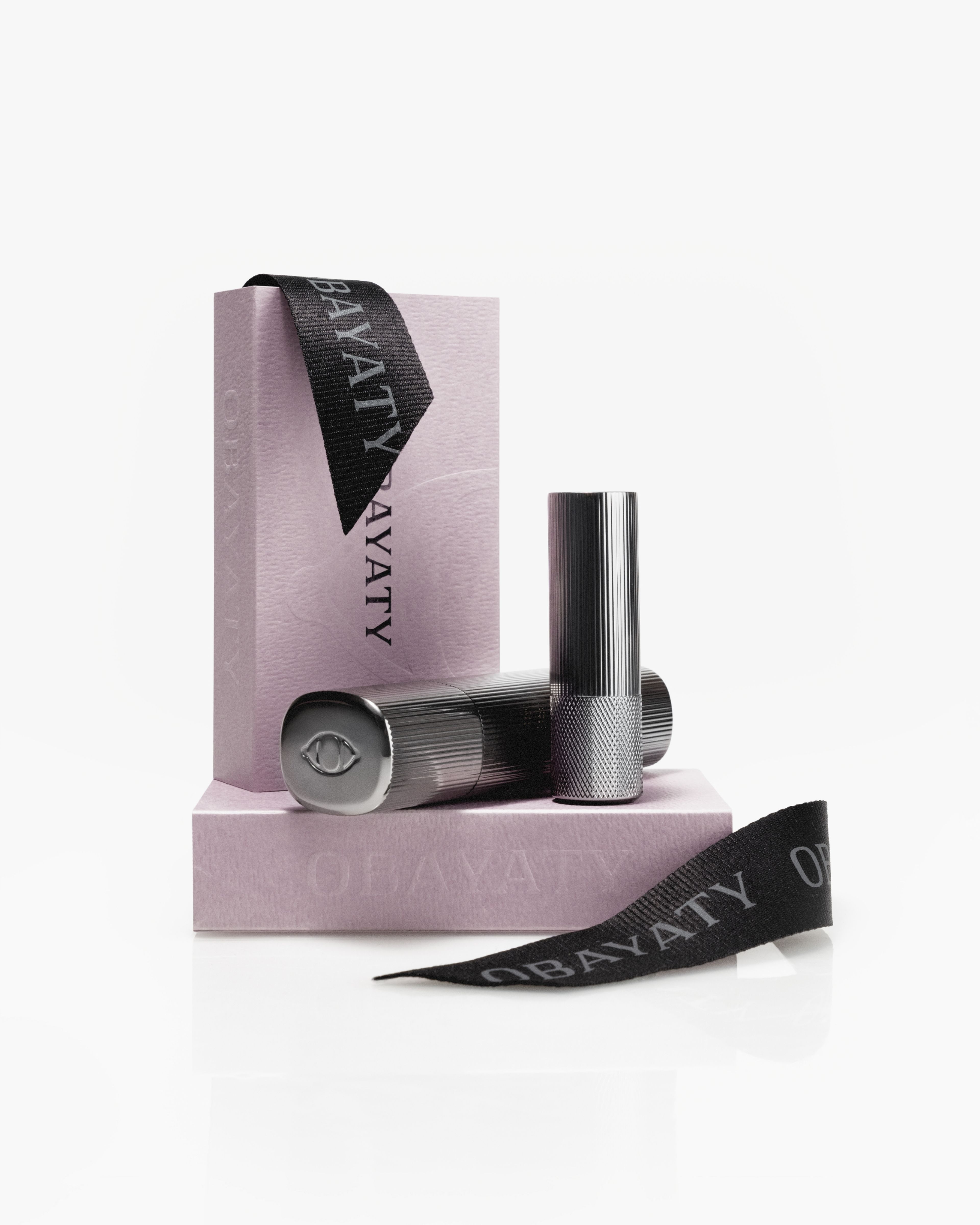 Make up kit for men in front of a grey background