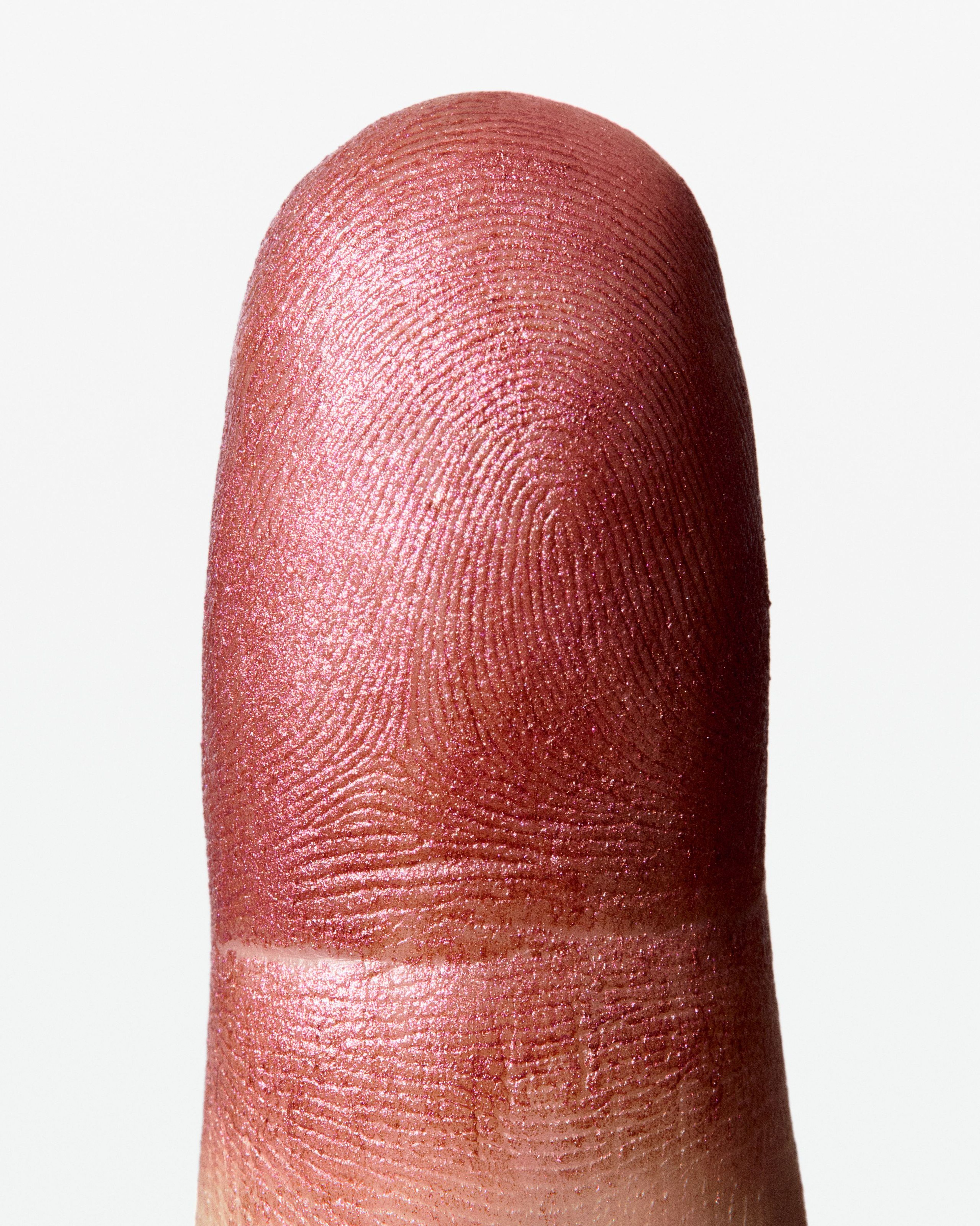 Eye Pen Neo Oxide formula on a finger