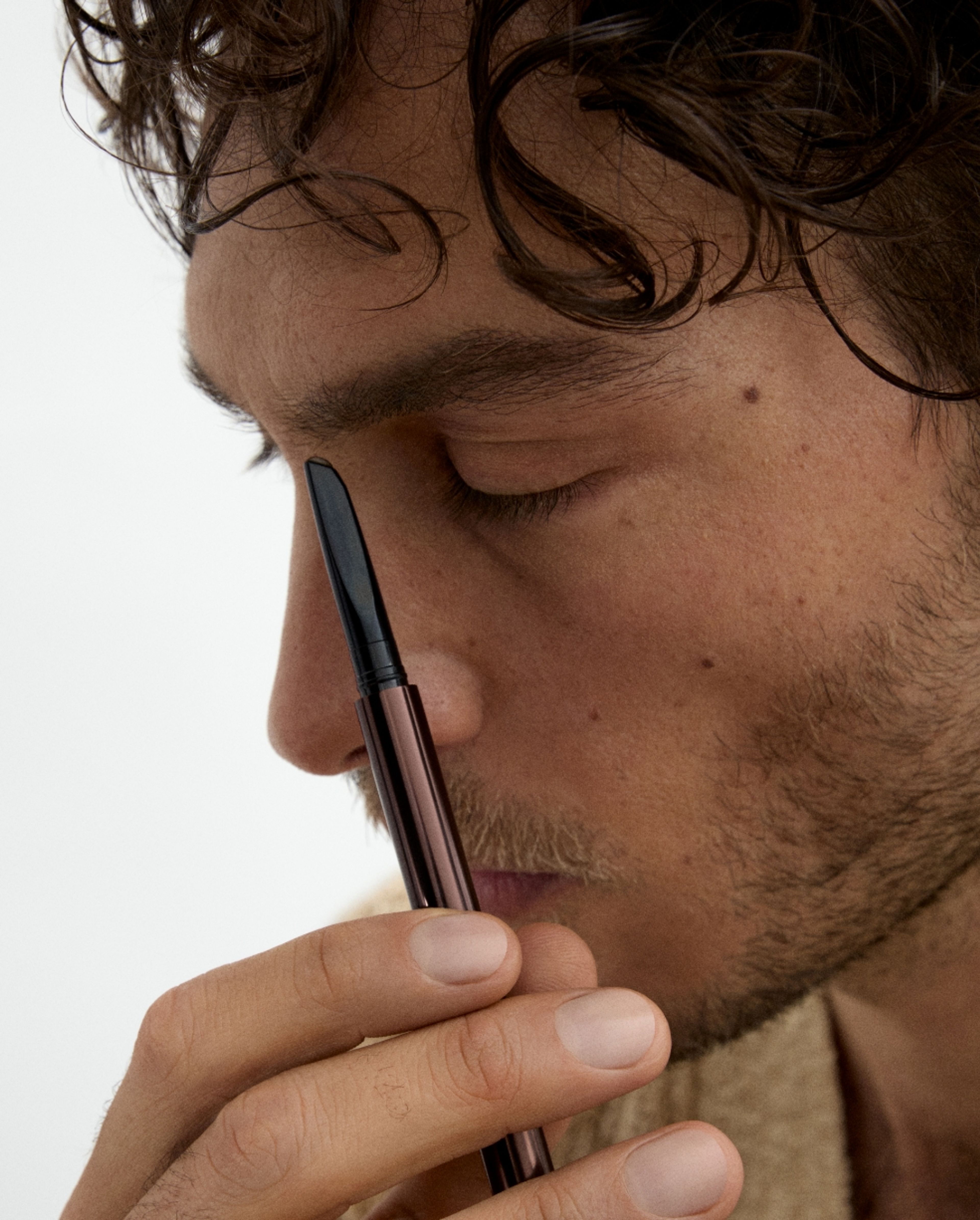 Man using brow beard pen on eye brow