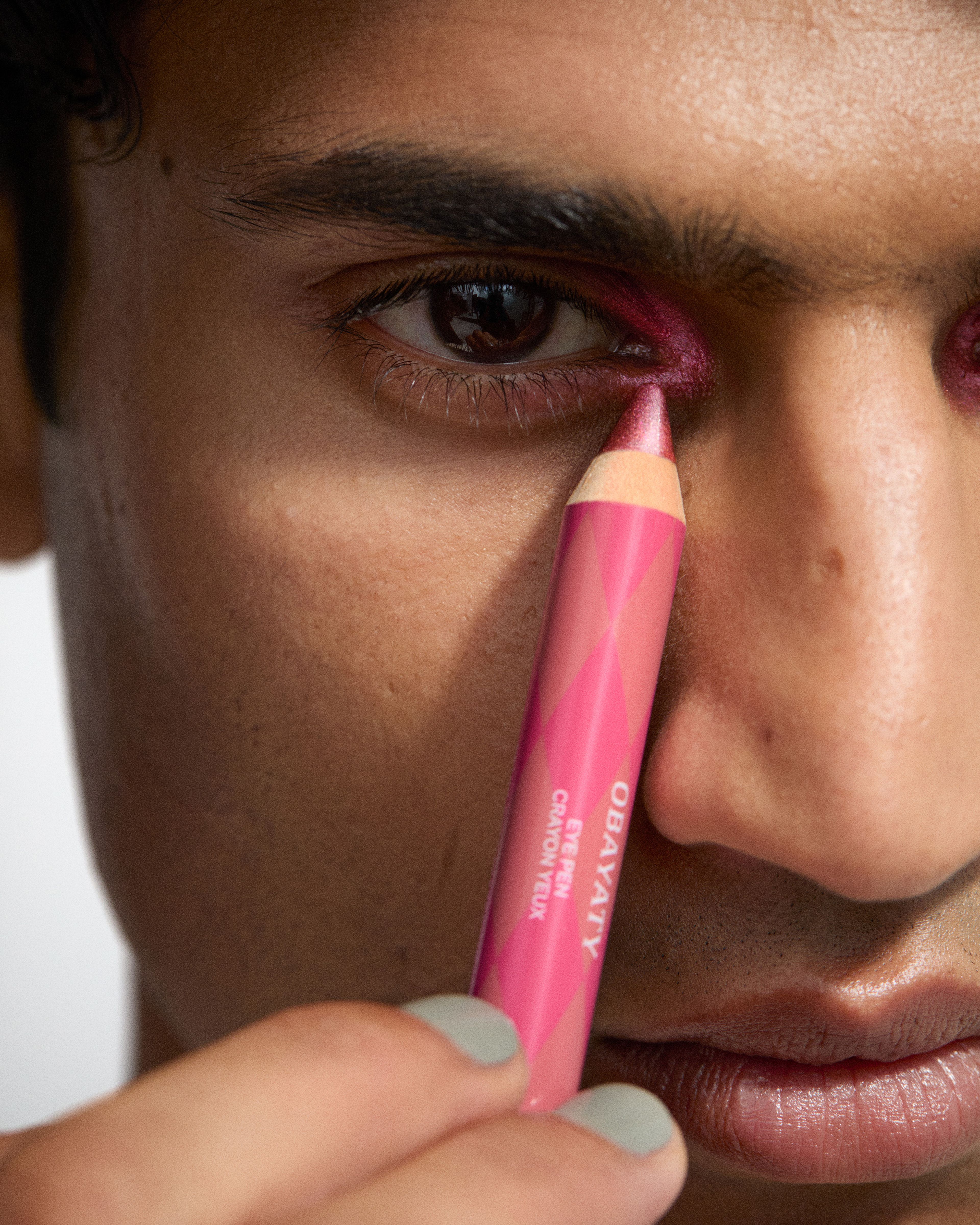 Man applying an eye pen