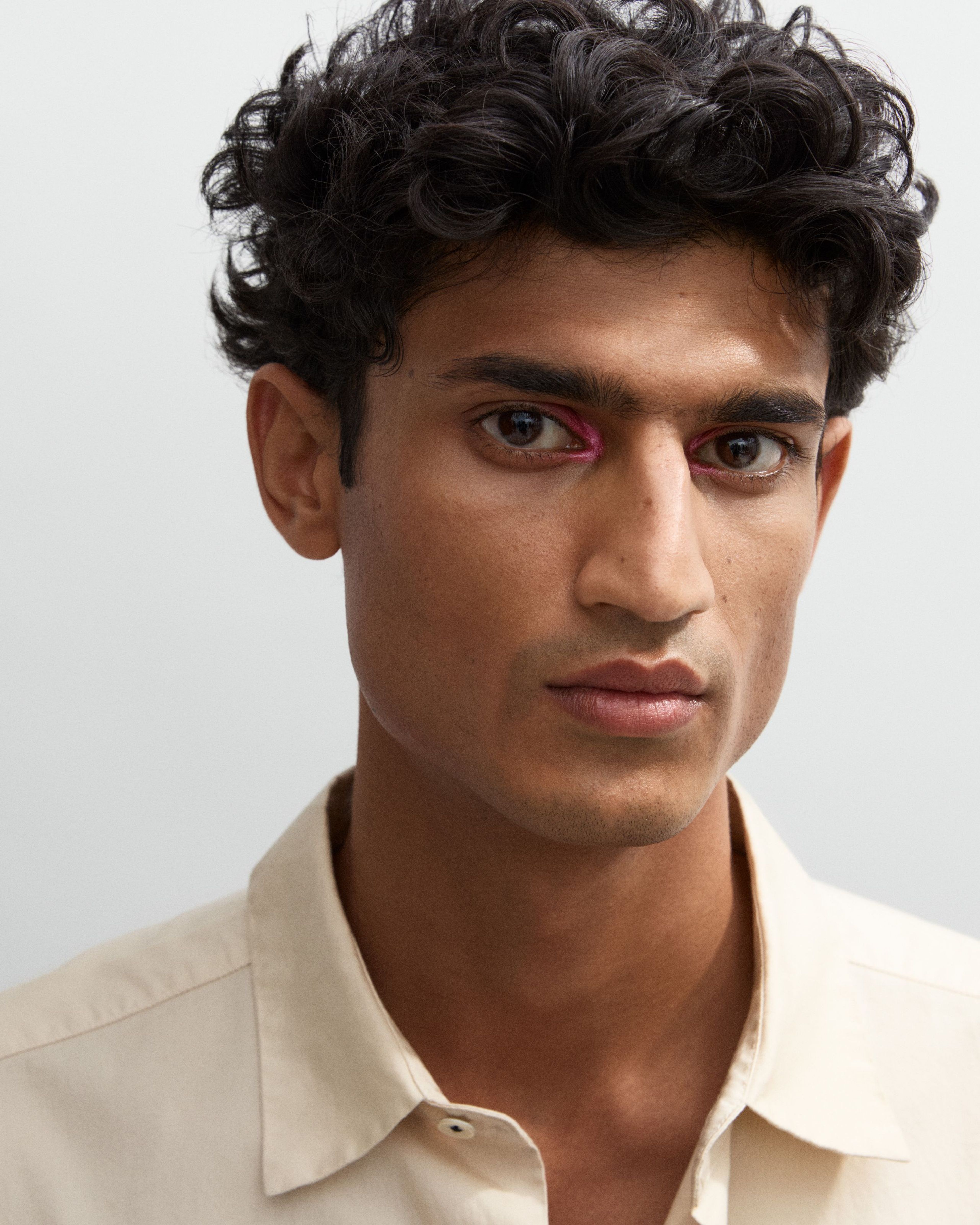 Man looking into the camera with Eye Pen Neo Oxide applied