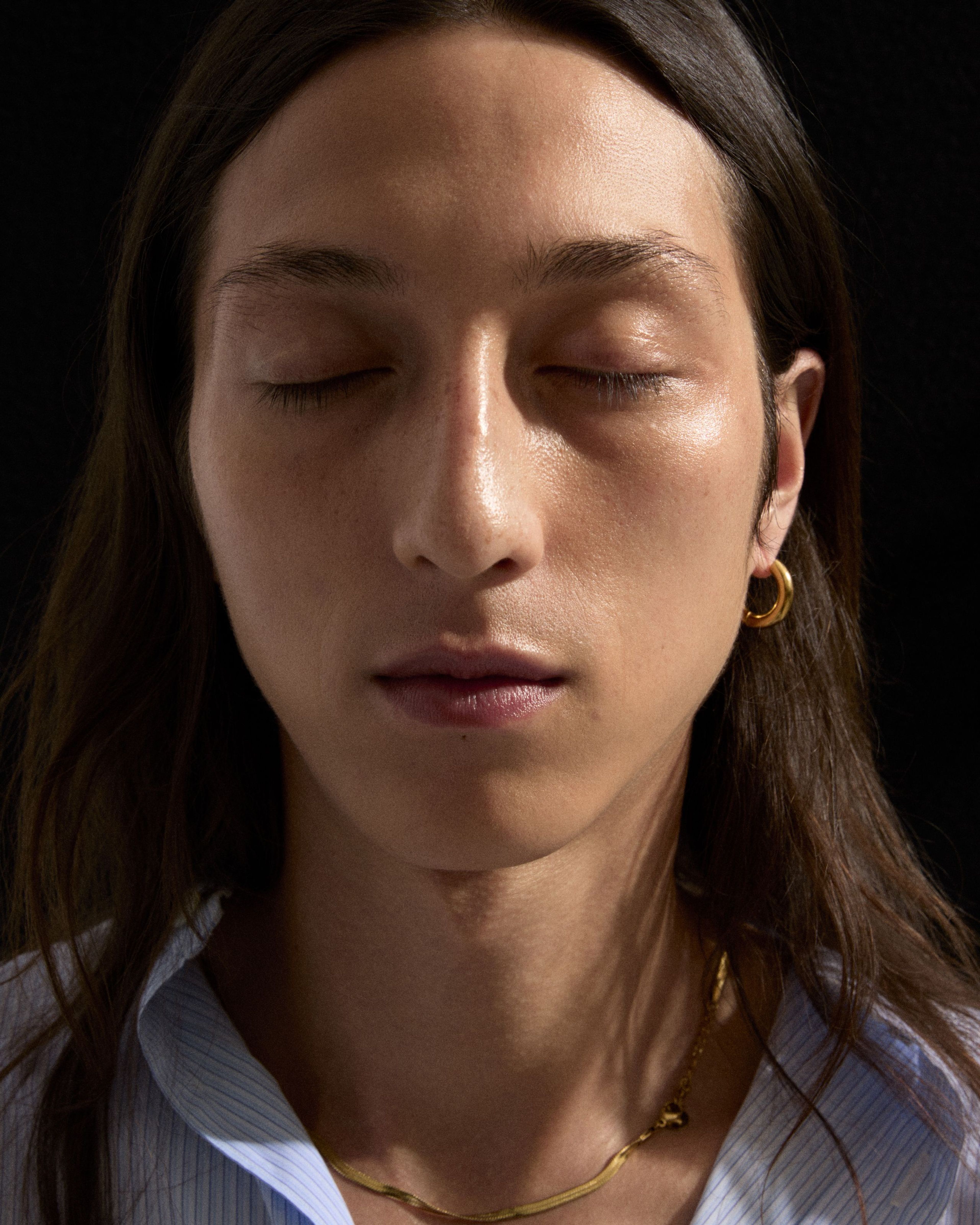 Model with highlighter applied