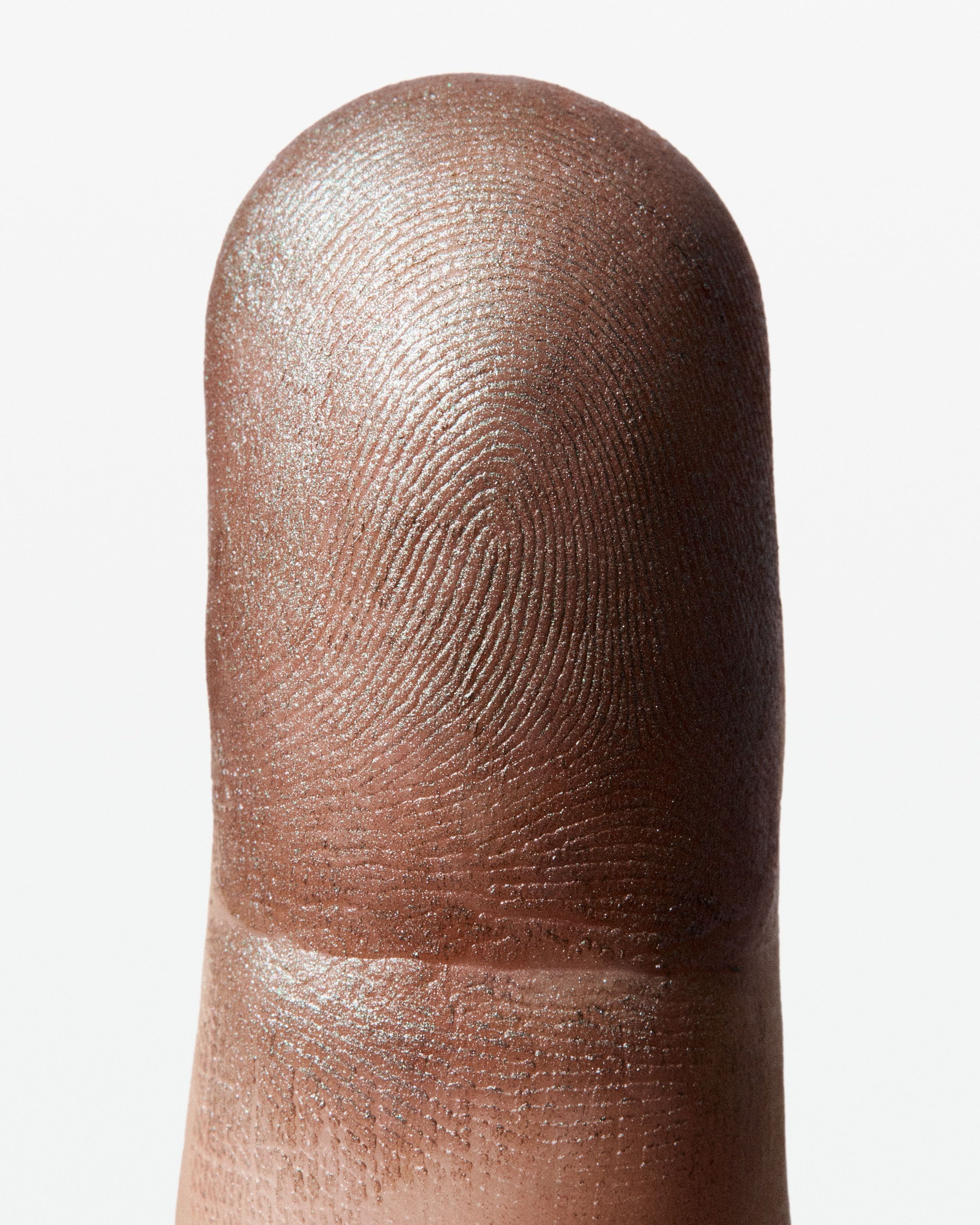 Eye Pen Smokescreen formula on a finger
